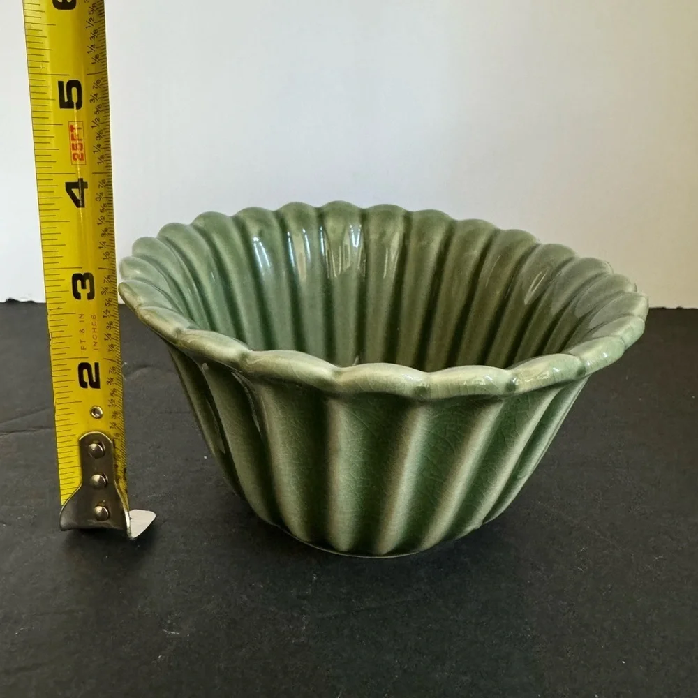 STYLE-EYES by Baum Bros Green Flower Shaped Bowl